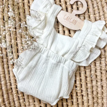 Muślinowy rampers z falbankami 100 % bawełna