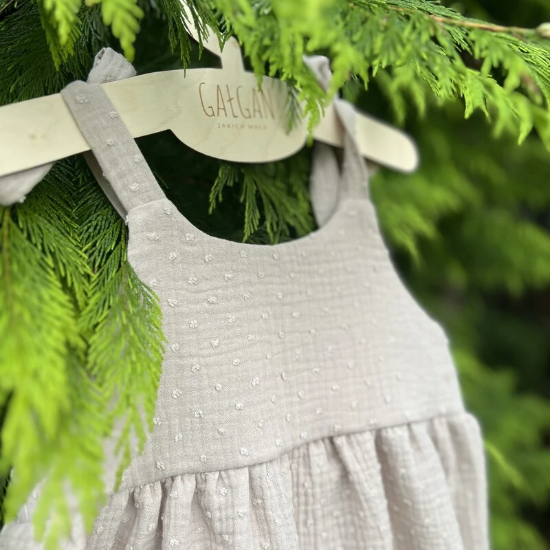 MUŚLINOWA SUKIENKA Z WIĄZANYMI RAMIĄCZKAMI - obrazek 4